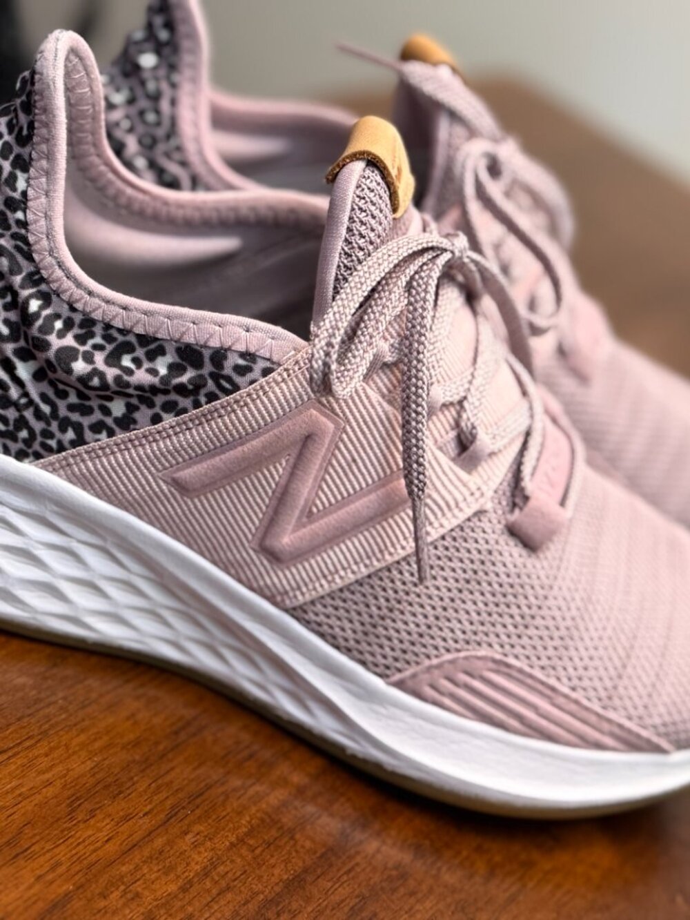 New Balance Fresh Foam Roav Womens 8 Pink Leopard Sneakers Athleisure Chic 4501